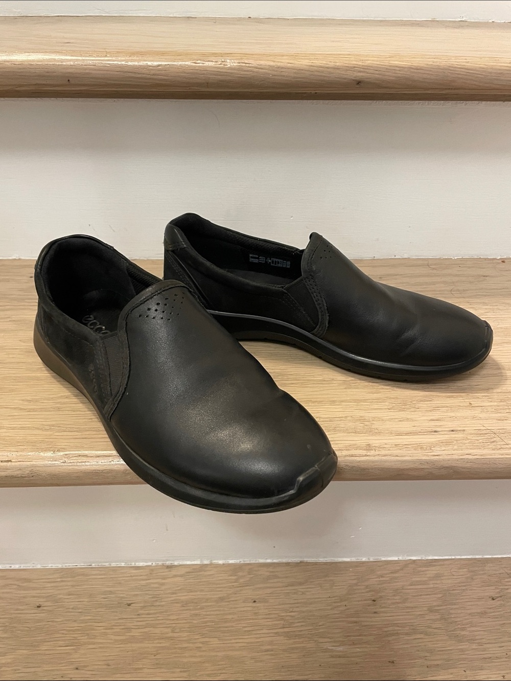 Women - 37 - Ecco Black Leather Slip-On Loafers